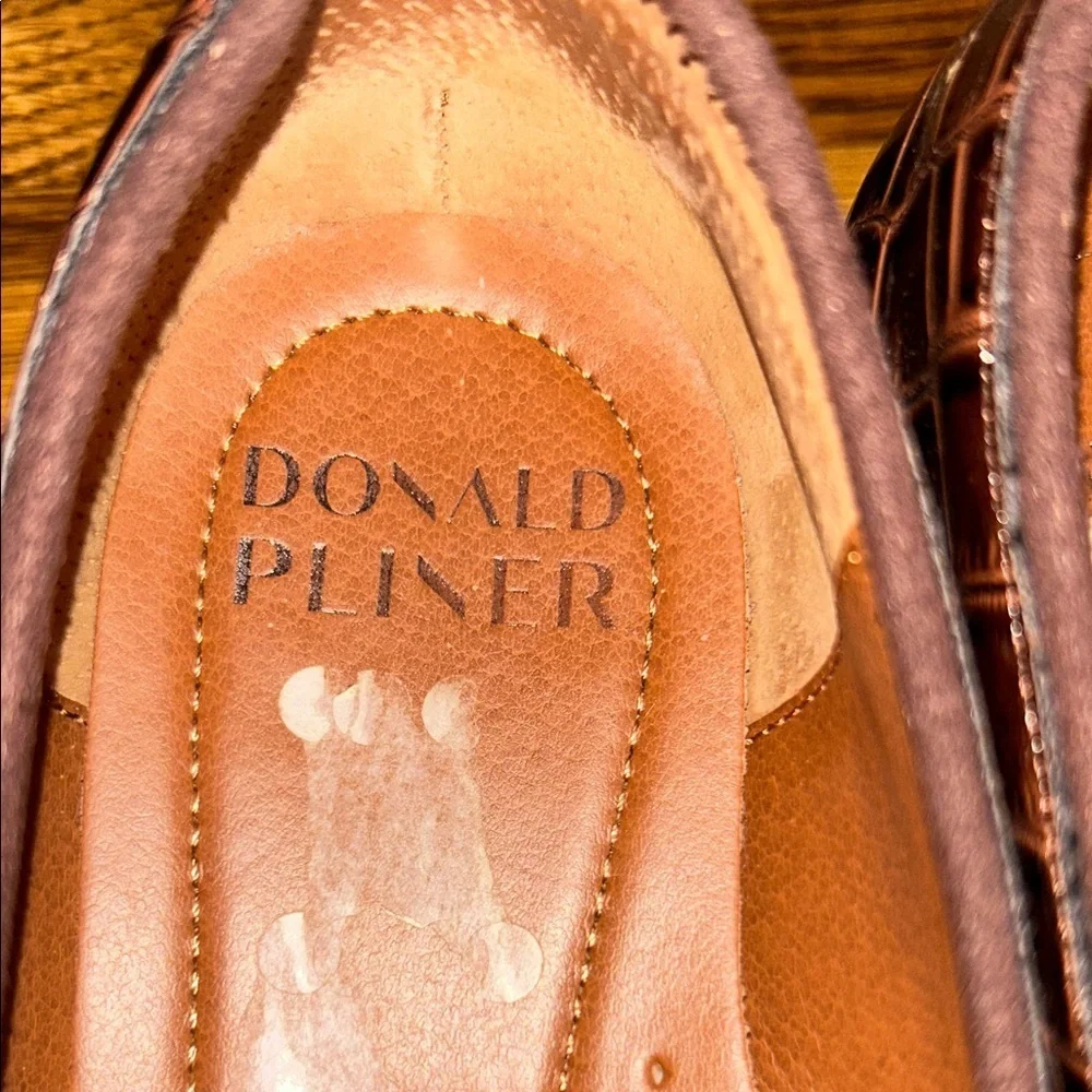 Donald Pliner Croc Embossed Leather Loafers – Women’s 8.5